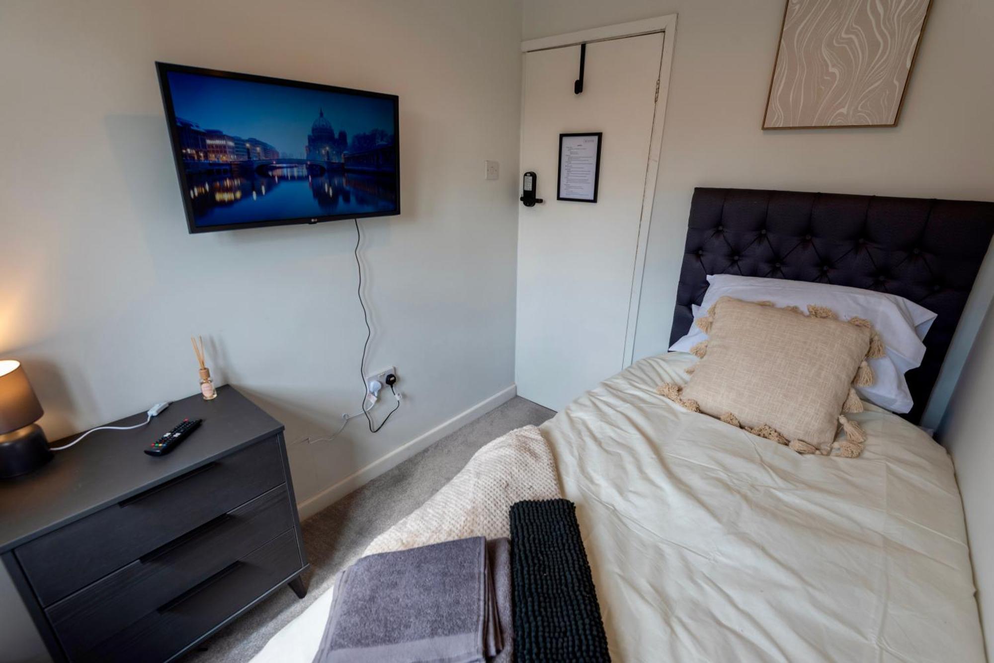 Single Room In Brand New 5 Bedroom Home BW Room 2 索利赫尔 外观 照片